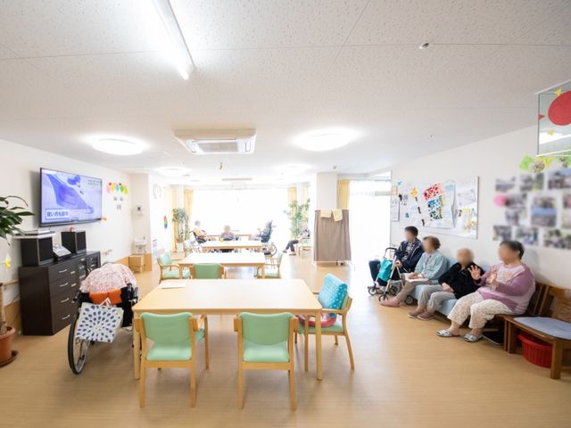 共有スペースの日常風景 共有スペース 広々としたラウンジでのひとときです。利用者の方がリラックスしてテレビを視聴している様子が伺えます。