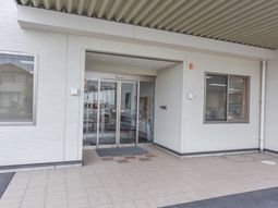 明るいエントランスの外観