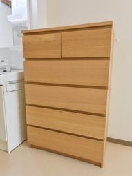 木製のたんすと洗面台