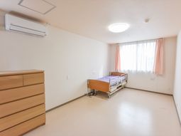 明るい居室の様子