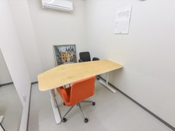 明るい個室のデスクエリア