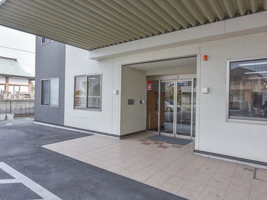 清潔感ある建物エントランス