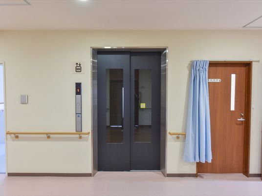 廊下に面したエレベーター