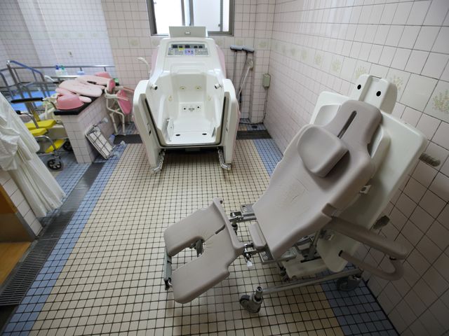 介護の浴室設備 浴室 最新の浴室設備が整い、利用者の安全と快適さを考慮した設計です。清潔感のある環境で、ゆったりとしたバスタイムをサポートします。