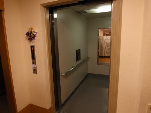 エレベーター入口の風景 エレベーター ゆったりとしたエレベーターの入口は、バリアフリー設計となっており、安心してご使用いただけます。