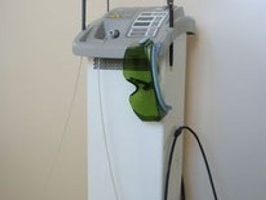 白い壁に取り付けられた器具