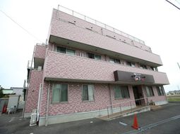 赤レンガ調の外壁建物