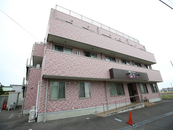 赤レンガ調の外壁建物