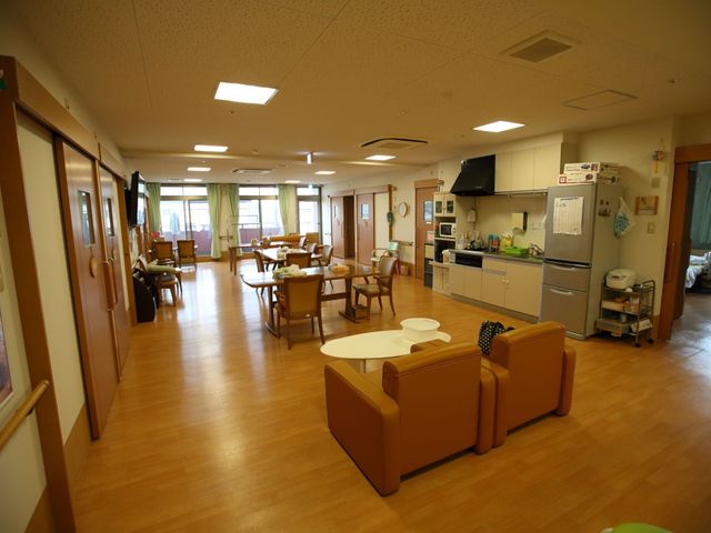 広々とした共有リビング 食堂 ゆったりとした椅子配置の食堂では、みんなでのお食事や交流が楽しめ、明るいキッチンスペースも完備しています。