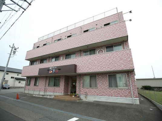 ピンク色の建物の外観