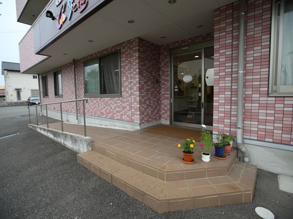 赤レンガ調の建物エントランス
