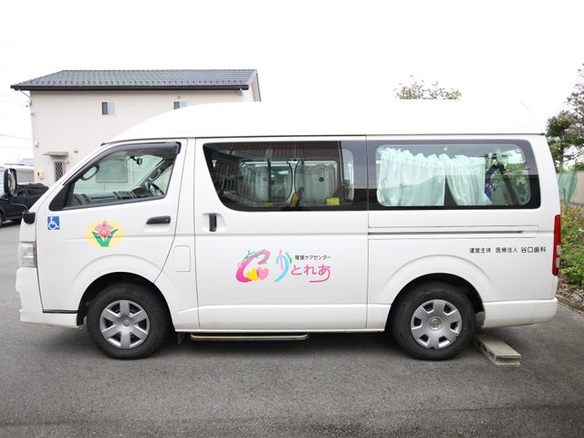 デイサービス車両 駐車場 この車両で、利用者様の送迎を行います。安全かつ快適な移動をサポートする環境づくりに努めています。
