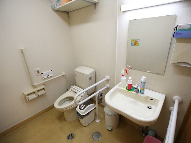 手すり付きトイレ トイレ 安全に配慮されたトイレスペースです。手すりや広い動線が、利用者の快適な日常生活をサポートします。