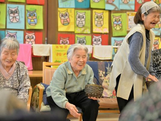 笑顔の高齢者達と活動