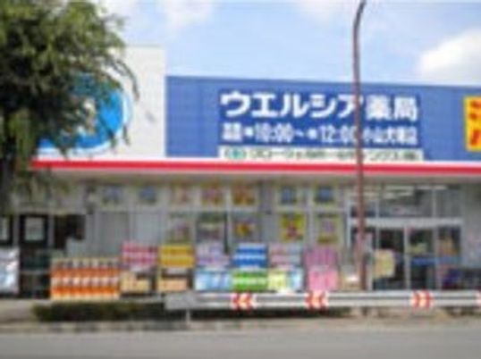 看板が目立つ建物