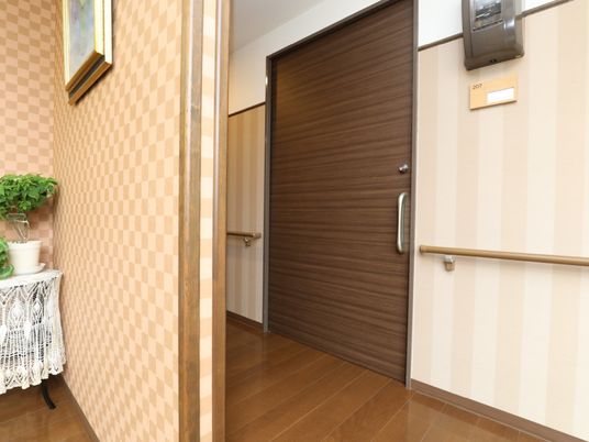 清潔な廊下の居室入口