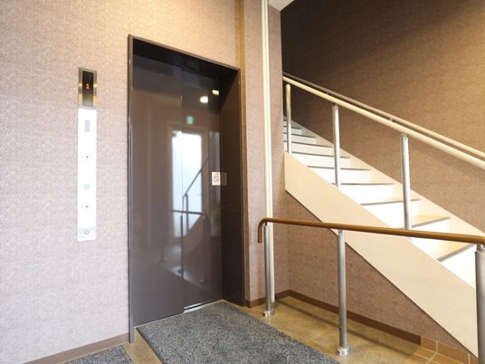階段とエレベーターの入口