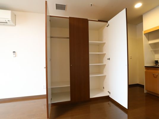 開いた洋室の収納家具