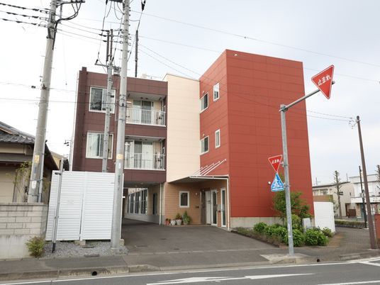 茶色の建物とエントランス
