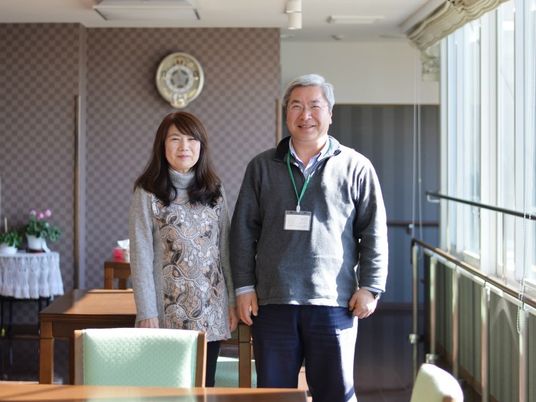 スタッフ二人の笑顔とダイニング