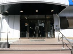 清潔な施設のエントランス