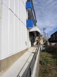 青いバルコニー付き建物外観