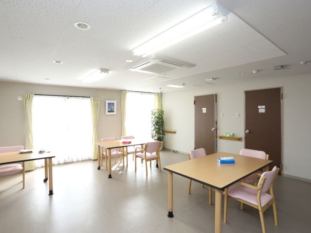 明るい居室の様子 リビング ゆったり配置されたテーブルと椅子がある明るい空間です。ひと息つけるリラックスした雰囲気が広がっています。