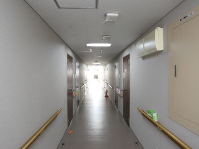 明るく清潔な廊下
