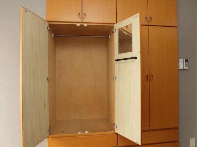 木製の壁掛け収納 クローゼット 広々とした使い勝手の良い収納が備わり、整理整頓で心地よい空間作りをサポートします。