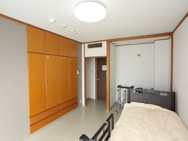 快適な居室 居室 広々とした居室には大型クローゼットが備えられ、日々の生活で必要なものを整理して収納できます。シンプルながら機能的な空間で、個々のニーズに合わせた生活が可能です。