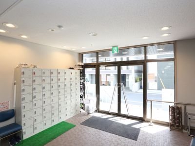 明るいエントランスの一角
