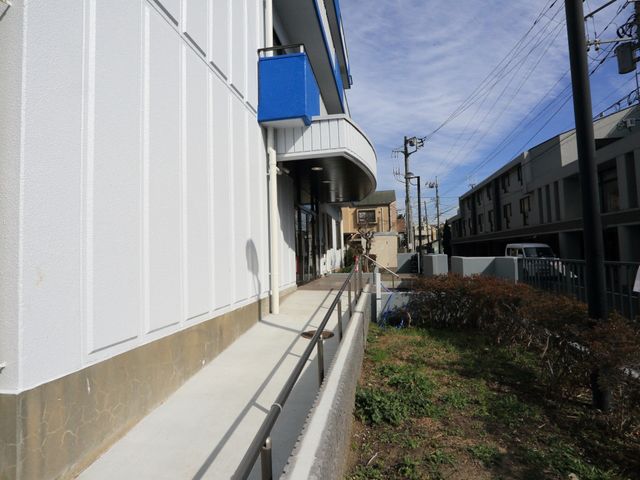 アクセス良好な外観 外観 通りに面したこちらの施設は、入りやすい設計となっており、毎日の来訪も快適です。バリアフリー対応で、誰もが安心して過ごせる環境を整えています。
