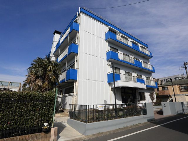 快適な施設外観 外観 4階建ての明るい色彩の建物です。バリアフリー設計になっており、どなたでも安心して生活できる環境を提供しています。