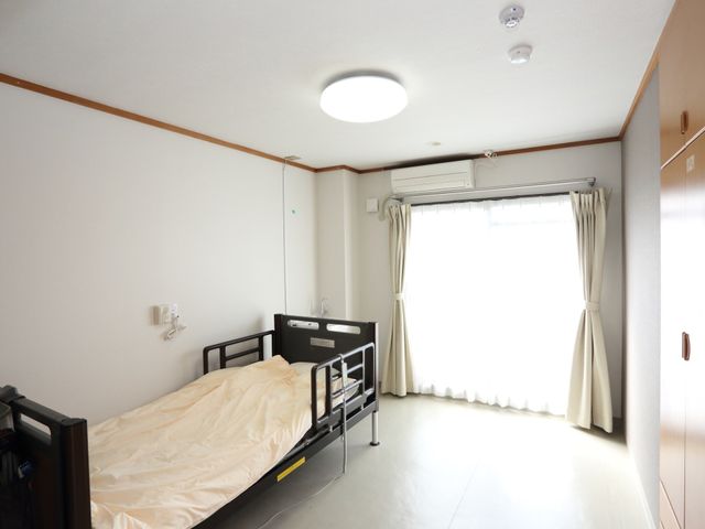 シンプルな個室空間 居室 広々とした居室には必要な設備が整い、ゆとりある生活空間を実感していただけます。窓からの自然光が心地よい雰囲気を作り出しています。