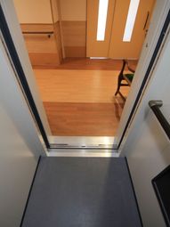 木目調の落ち着いた居室入口