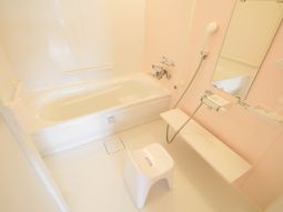 ピンクの清潔な浴室