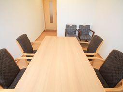 木製テーブルと椅子のある部屋