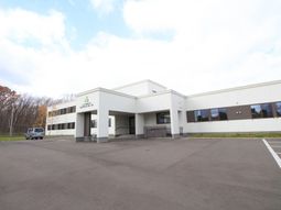 白と茶色の建物エントランス