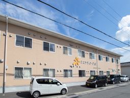 明るい建物の外観