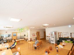 多機能空間の明るい居室