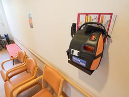 AEDと椅子のある廊下