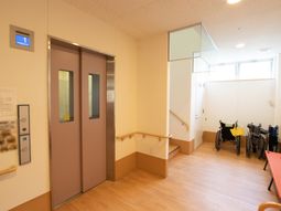 エレベーター前の明るい空間