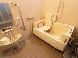 バリアフリー設計の浴室