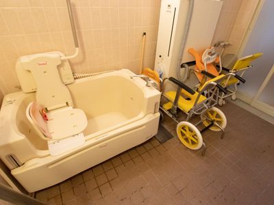 介護用浴槽とシャワーキャリー