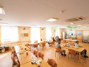 明るい共有食堂スペース