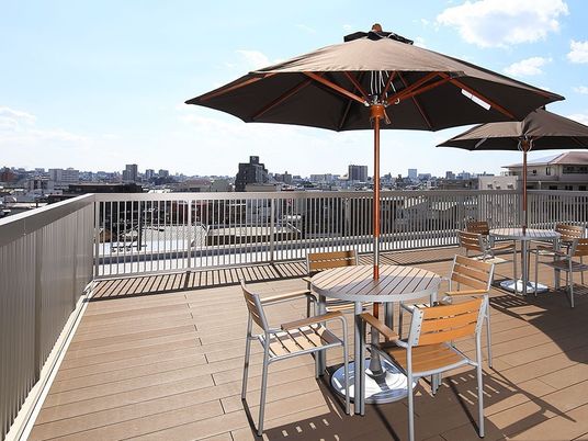 明るいテラスの昼下がり