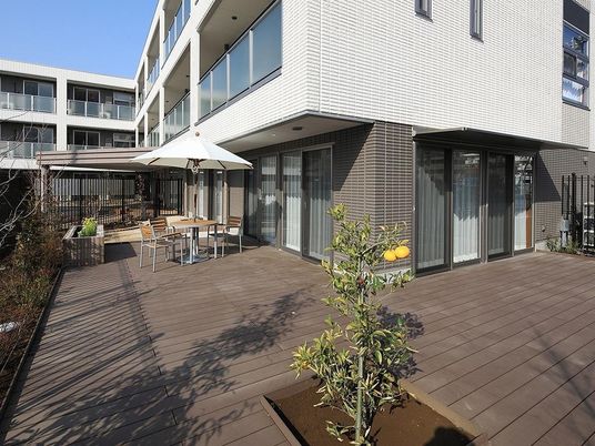 中庭のテーブルと植物