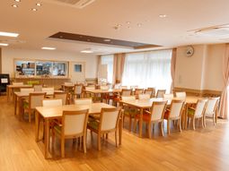 明るい食堂の様子