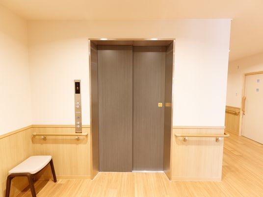 新しいエレベーターの前景