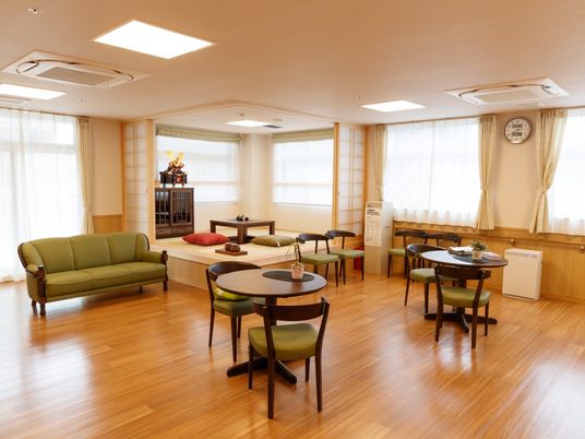 和風の明るいラウンジ